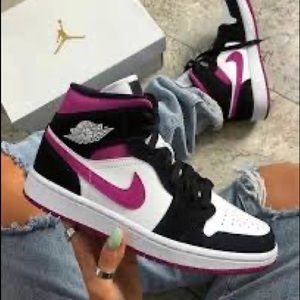 Nike Air Jordans 1 Mid Woman’s 8.5